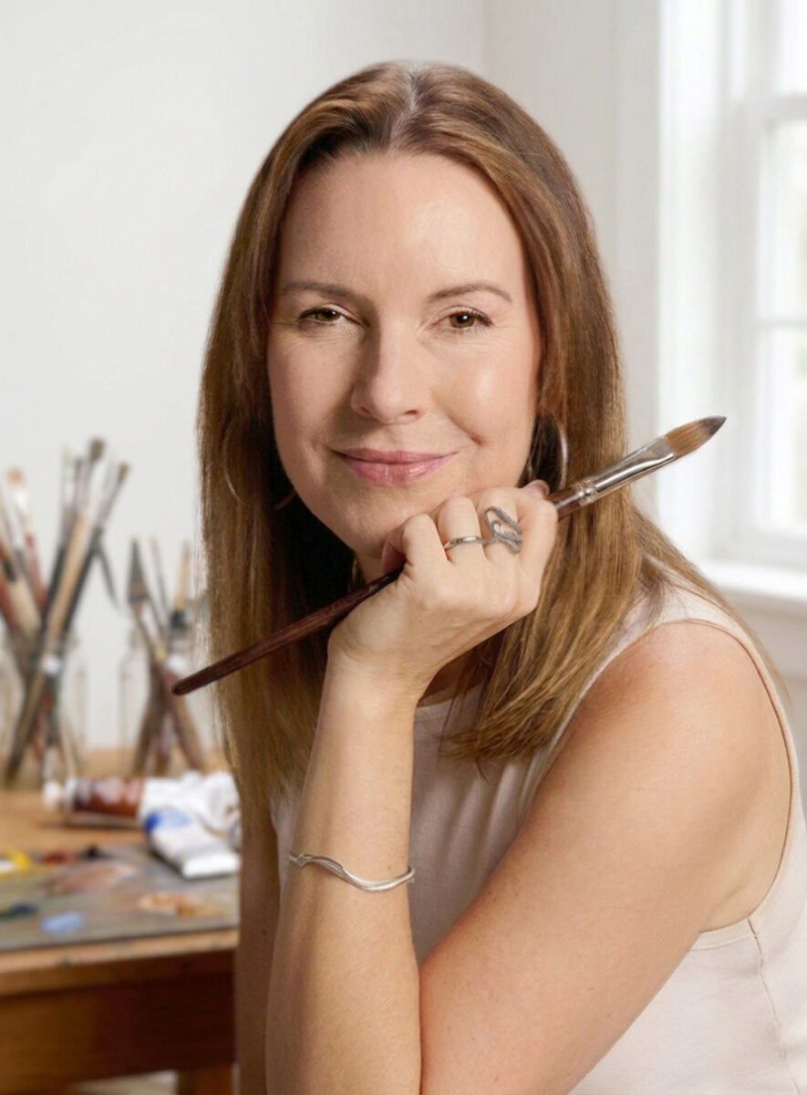 Marie-Hélène Pierre tenant un pinceau dans son atelier