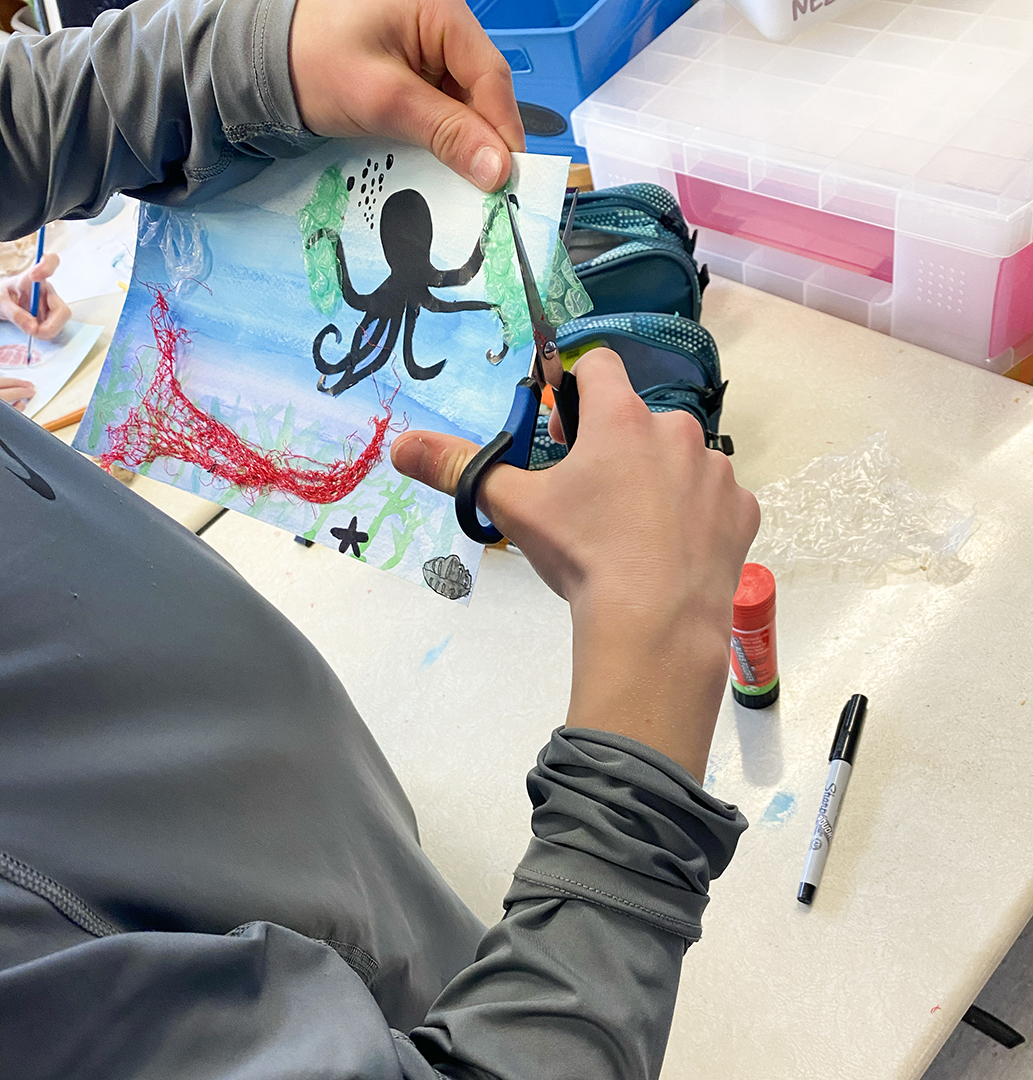 Création colorée en cours pendant un atelier en milieu scolaire