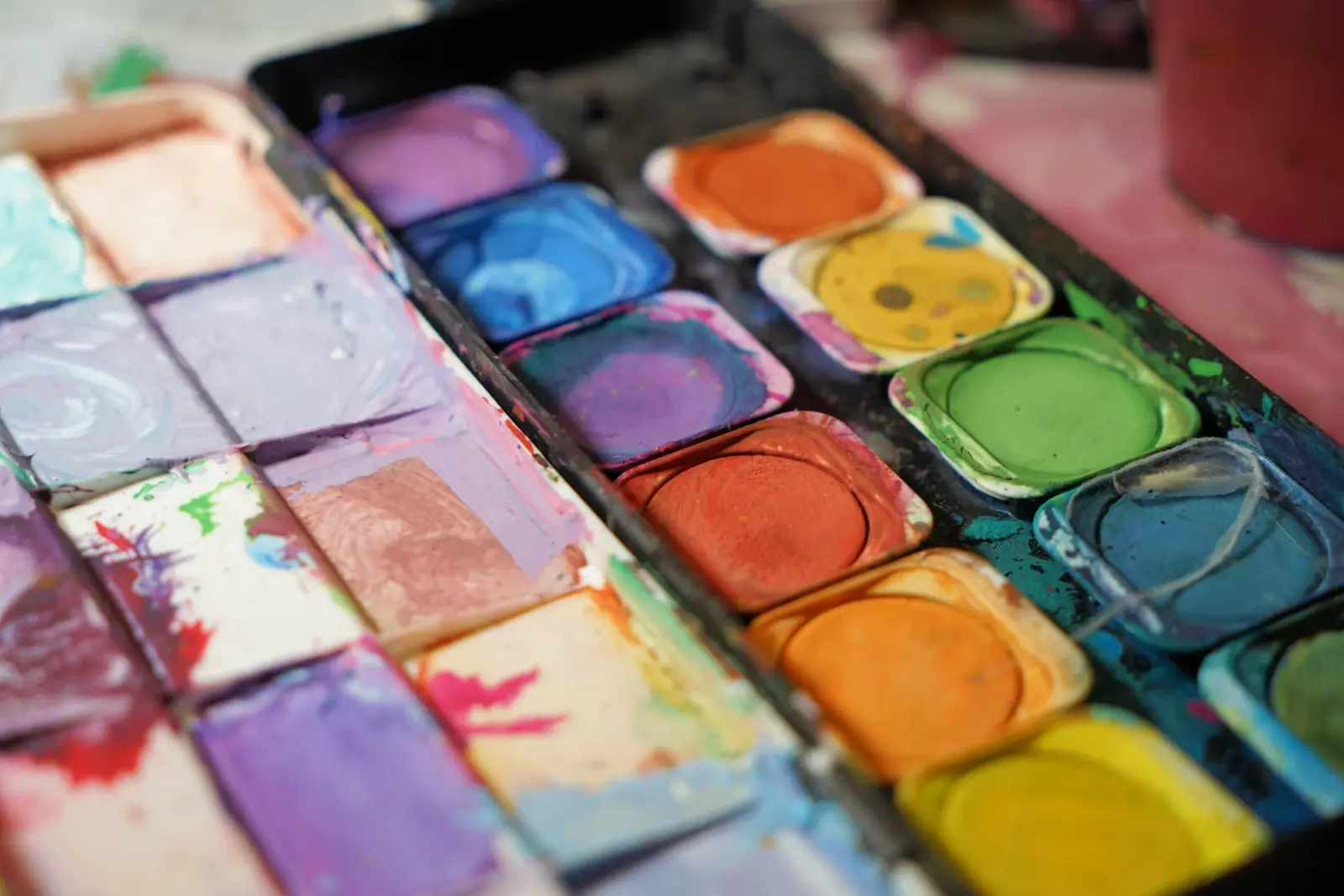 Palette d’aquarelle aux couleurs variées